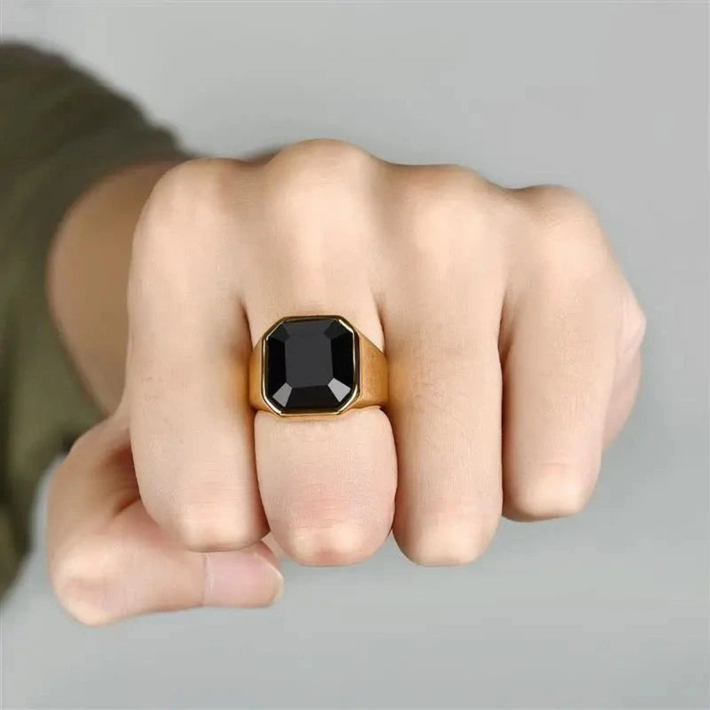 Anel Sinete Pedra Negra Dourado