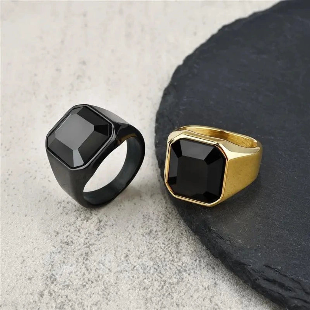 Anel Sinete Pedra Negra Dourado