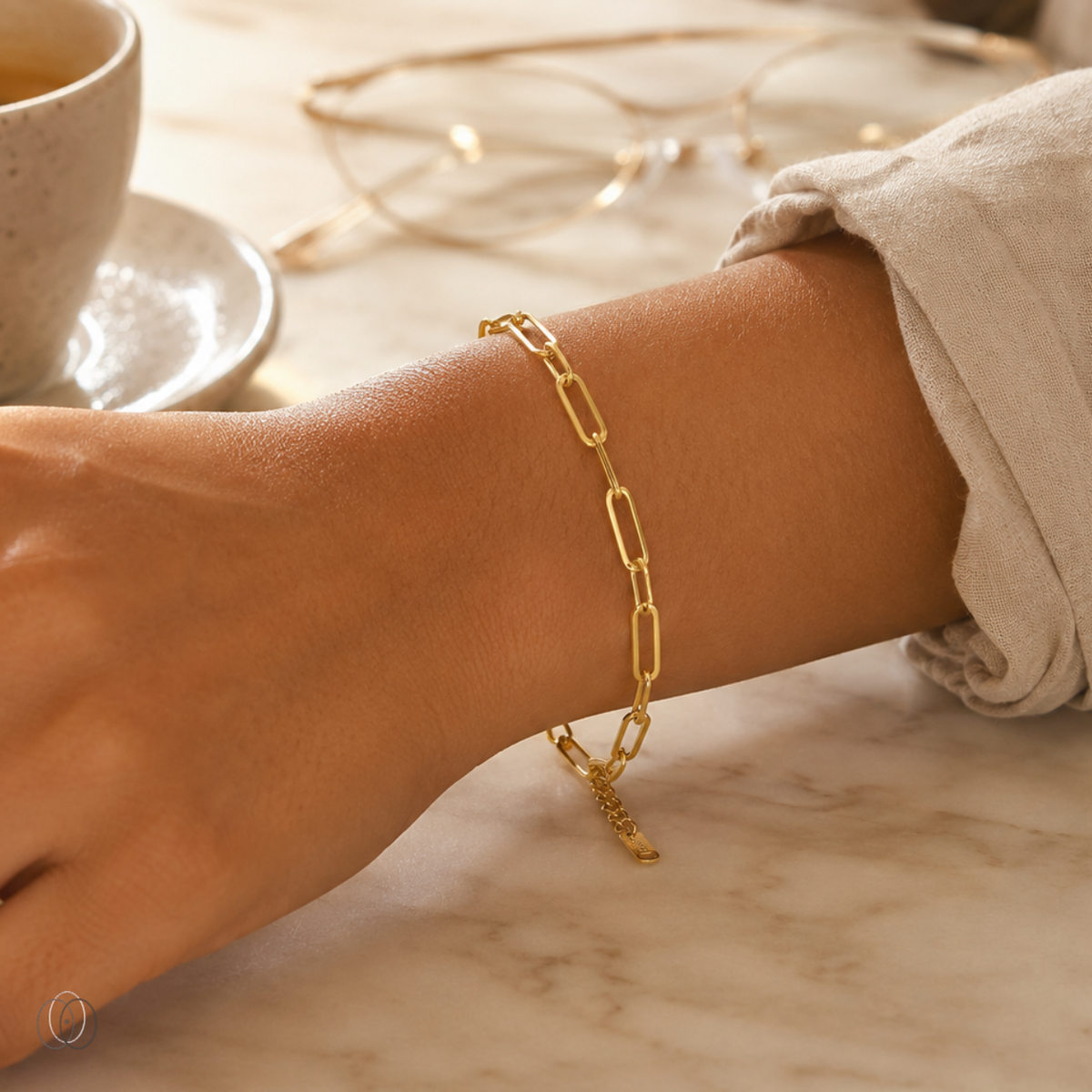 Pulseira Traço Dourada no pulso